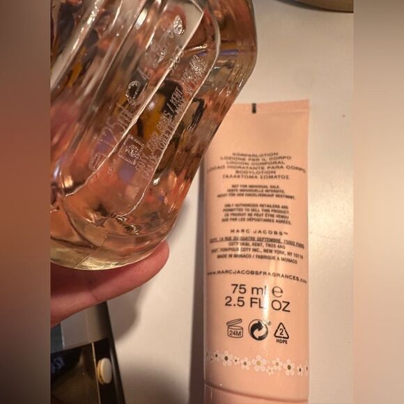 Marc Jacobs Daisy Eau So Fresh 4.2 oz Eau de Toilette & Body Lotion Set … - Picture 11 of 17